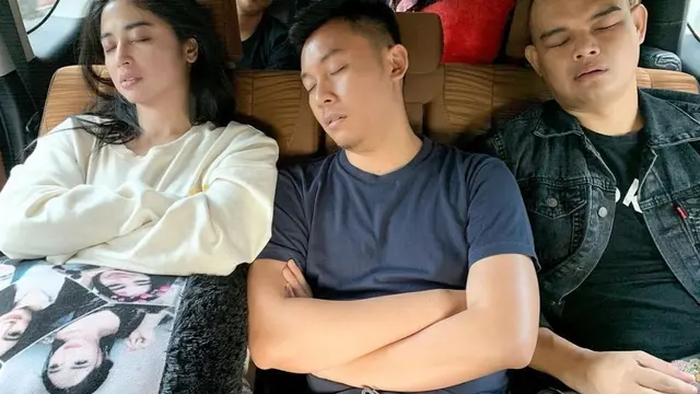 6 Pose Seleb Saat Tidur di Mobil Ini Curi Perhatian, Netizen: Tetap Cantik Kok