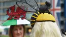 Wanita penggemar balap kuda menggunakan topi yang unik di Ascot Racecourse, Inggris , (16/6). Pacuan kuda ini merupakan salah satu pacuan terkemuka dan terbesar di Inggris. (Reuters / Toby Melville)