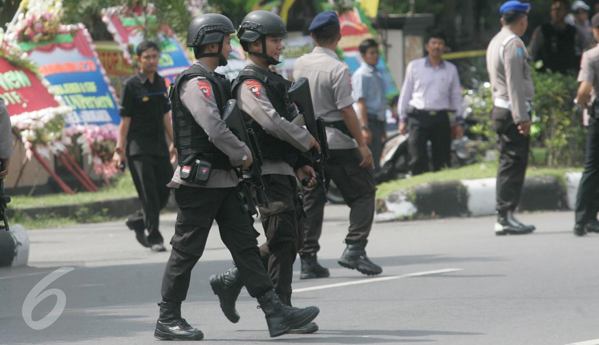 Petugas melakukan patroli di depan Mapolresta Solo yang ditutup pasca ledakan bom bunuh diri, Solo, Jawa Tengah, (5/7). Polda Jawa Tengah bersama tim dari Mabes Polri dan tim Densus 88, masih terus menyelidiki peristiwa tersebut. (Boy Harjanto)