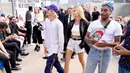 Justin Bieber dan Hailey Baldwin menghadiri fashion show John Elliot selama gelaran New York Fashion Week, 6 September 2018. Hailey Baldwin terlihat memesona dengan wig pirang panjang, potongan denim dan blus tipis. (Nicholas Hunt/Getty Images/AFP)