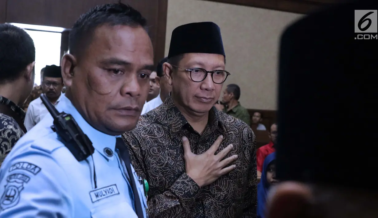 Menteri Agama, Lukman Hakim Syaifuddin memasuki ruang sidang Pengadilan Tipikor, Jakarta, Rabu (26/6/2019). Menag Lukman Hakim memberi keterangan sebagai saksi pada sidang lanjutan suap seleksi pengisian jabatan di Kementerian Agama. (Liputan6.com/Helmi Fithriansyah)