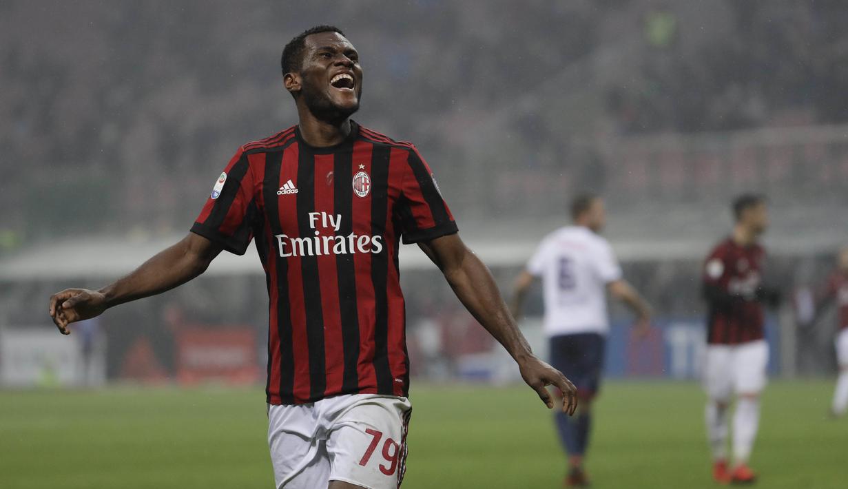 Gelandang AC Milan, Franck Kessie, tertawa saat gol nya dianulir wasit pada laga Serie A di Stadion San Siro, Milan, Sabtu (6/1/2018). AC Milan menang 1-0 atas Crotone. (AP/Luca Bruno)