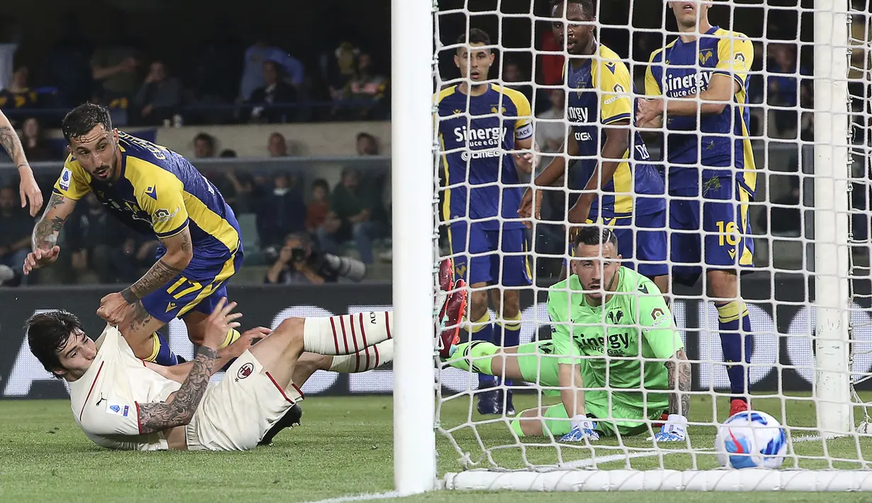 <p>Di laga tersebut, Tonali tampil paling menonjol dibandingkan pemain AC Milan lainnya. Ia juga tercatat mampu melesatkan dua dari tiga gol Rossoneri ke gawang Hellas Verona. (LaPresse via AP/Paola Garbuio)</p>