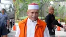 Gubernur nonaktif Aceh Irwandi Yusuf tersenyum saat tiba di Gedung KPK, Jakarta, Jumat (24/8). Irwandi Yusuf akan menjalani pemeriksaan lanjutan terkait dugaan korupsi dana Otonomi Khusus (Otsus) Provinsi Aceh Tahun 2018. (Merdeka.com/Dwi Narwoko)