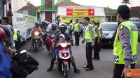 Citizen6, Garut: Petugas kepolisian lalu lintas membuat pagar betis di pertigaan Jalan Raya Malangbong, Garut. (Pengirim: Dede Dian Iskandar) 