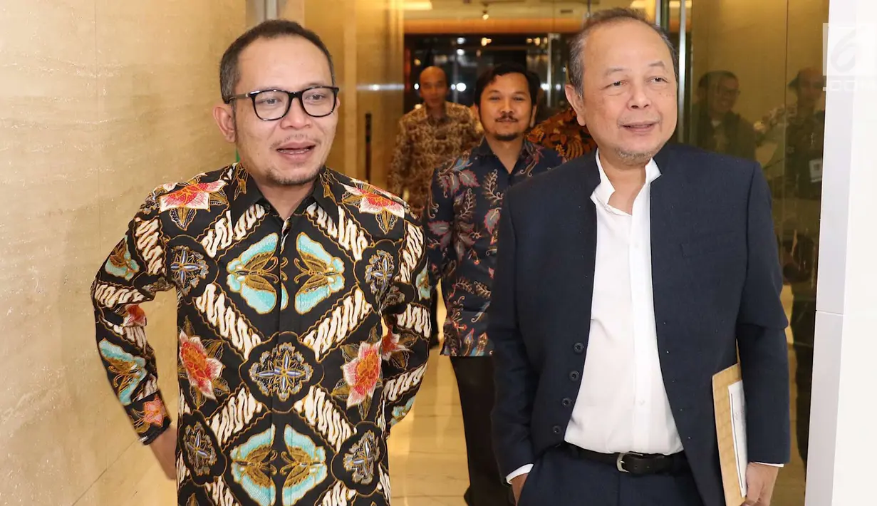 Menteri Tenaga Kerja, Hanif Dhakiri bersama Pemimpin Redaksi Liputan 6 SCTV, Mohamad Teguh menghadiri acara “Refleksi Kebebasan Pers dan Malam Penggalangan Dana” di Studio SCTV, Jakarta, Rabu (1/7). (Liputan6.com/Immanuel Antonius)