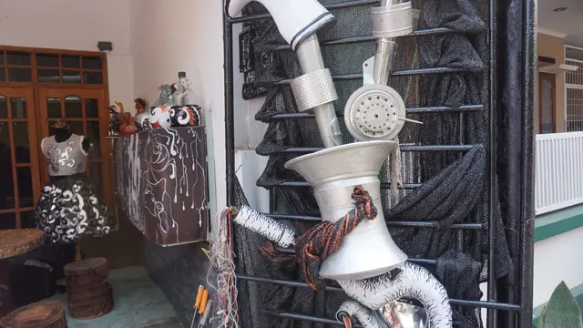 Terali berwarna hitam dengan ukuran 2x1 meter berisi sepatu boots, kabel bekas, spion bus hingga perkakas dapur