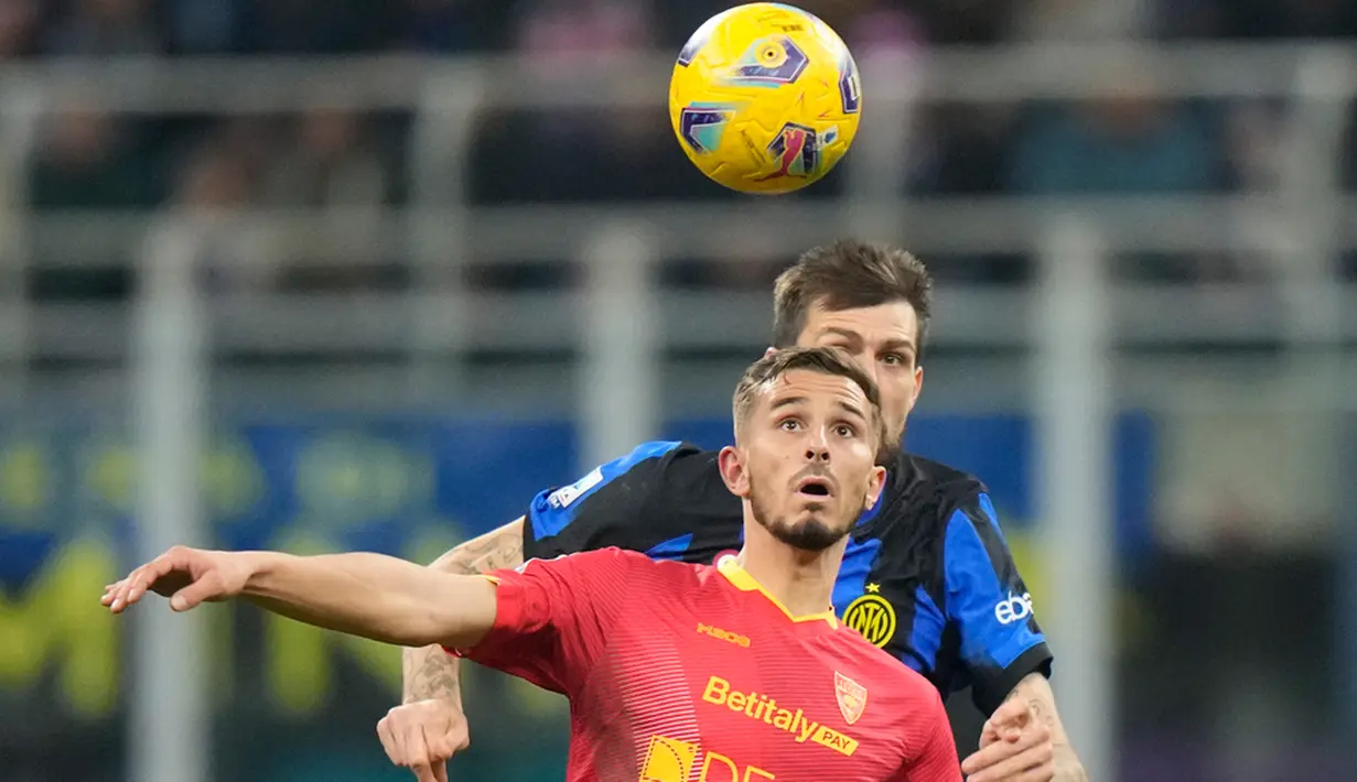 Inter Milan makin nyaman di puncak klasemen Liga Italia 2023-2024 setelah mengalahkan Lecce pada pekan ke-17 kompetisi. Inter Milan menang dua gol tanpa balas. (AP Photo/Luca Bruno)