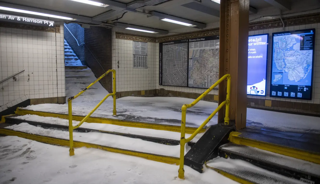 Salju mencapai bagian dalam stasiun kereta bawah tanah Morgan 'L' di bagian Bushwick wilayah Brooklyn di New York, Sabtu (29/1/2022). Orang-orang dari New York City hingga Maine terbangun karena salju tebal dan angin kencang saat badai Nor'easter yang kuat melanda. (AP Photo/Brittainy Newman)