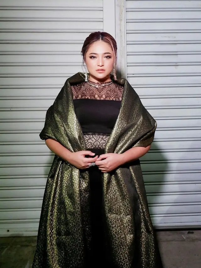Marshanda tampak tegas dan elegan dengan penampilannya (Instagram/ marshanda99)