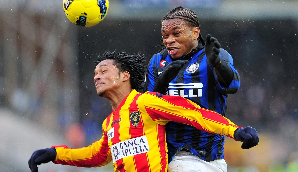 Juan Cuadrado. Bek kanan Kolombia berusia 34 tahun yang kini menjalani musim ke-7 bersama Juventus sejak awal musim 2015/2016 ini pernah memperkuat Lecce di Serie A selama 1 musim usai didatangkan dari Udinese dengan status pinjaman pada awal musim 2011/2012. Ia total tampil dalam 33 laga di Serie A bersama Lecce dengan torehan 3 gol dan 2 assist. (AFP/Alberto Pizzoli)