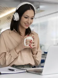 Ilustrasi mendengar musik saat bekerja/copyrigt freepik.com