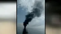 Sebuah kapal penumpang terbakar di Kepulauan Seribu, Jakarta. (Liputan 6 SCTV)