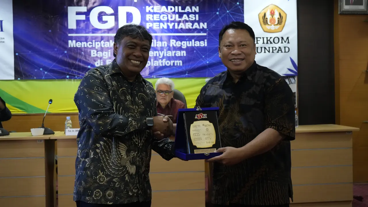 Guru Besar sekaligus Dekan Fakultas Ilmu Komunikasi Unpad Prof. Dr. Dadang Rahmat Hidayat, S.Sos., S.H., M.Si menerima plakat penghargaan dari Asosiasi Televisi Swasta Indonesia (ATVSI)