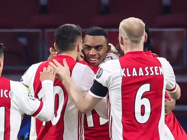 Gelandang Ajax, Ryan Gravenberch (tengah) merayakan gol yang dibuatnya bersama rekan-rekannya dalam laga lanjutan Liga Champions 2020/21 Grup D melawan FC Midtjylland di Johan Cruijff Stadium, Amsterdam, Kamis (26/11/2020). Ajax menang 3-1 atas FC Midtjylland. (AFP/Kenzo Tribouillard)
