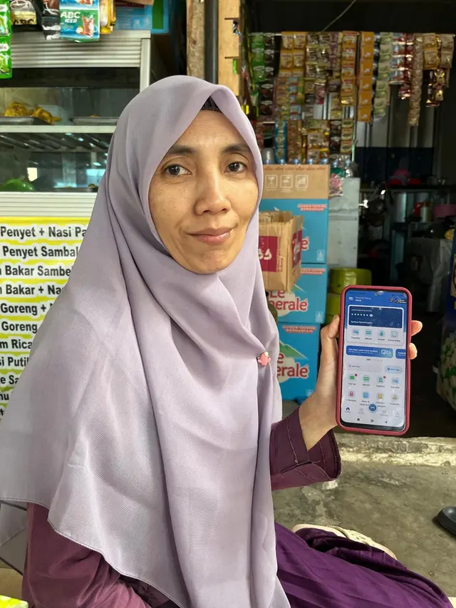 Nany Andryani Permana (48) Pakai Aplikasi BRImo untuk Bayar Sekolah Anak