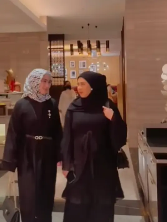 Sementara Melody Laksani tampil cantik dengan two pieces berwarna hitam dan belt [@melodilaksani92]