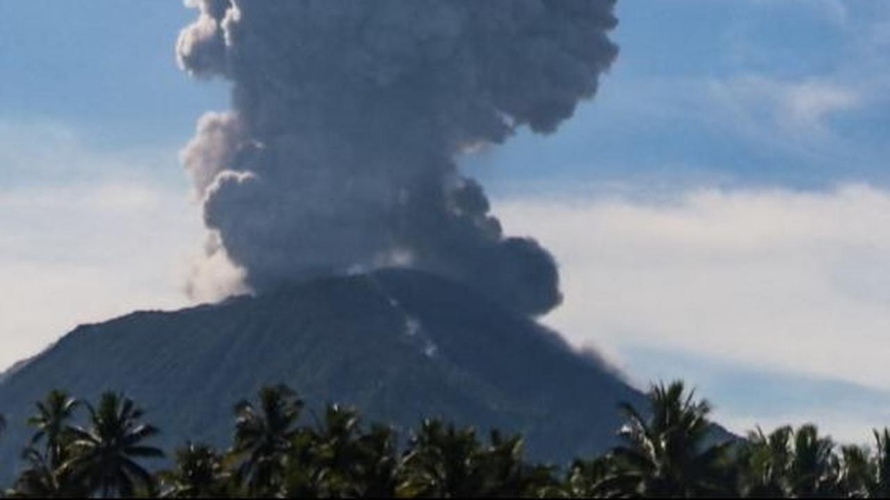 PVMBG juga mengimbau masyarakat agar menggunakan masker serta pelindung mata jika beraktivitas di luar ruangan bila hujan abu terjadi. Foto: Azzam Risqullah / AFP