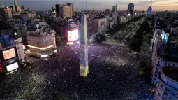 Wajah Liones Messi diproyeksikan pada Obelisk saat para suporter merayakan kemenangan timnas sepak bola Argentina atas Prancis dalam pertandingan final Piala Dunia Qatar 2022 di Buenos Aires, Argentina, 18 Desember 2022. Argentina menang 4-2 dalam drama adu penalti setelah pertandingan berakhir imbang dengan skor 3-3. (AP Photo/Rodrigo Abd)
