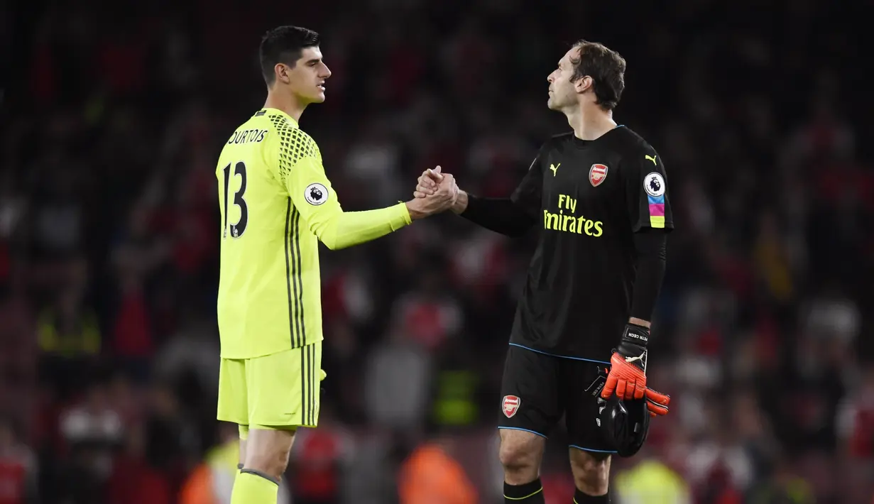 Kiper Arsenal, Petr Cech (kanan) dan kiper Chelsea, Thibaut Courtois bersalaman usai laga Premier League di Emirates Stadium, Minggu (25/9/2016) dini hari WIB. (Reuters/Dylan Martinez)