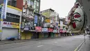Toko-toko tutup di sepanjang jalan yang sepi selama penguncian nasional untuk mengekang penyebaran virus corona Covid-19 di Kolombo, Sri Lanka (21/8/2021). (AFP/Ishara S. Kodikara)