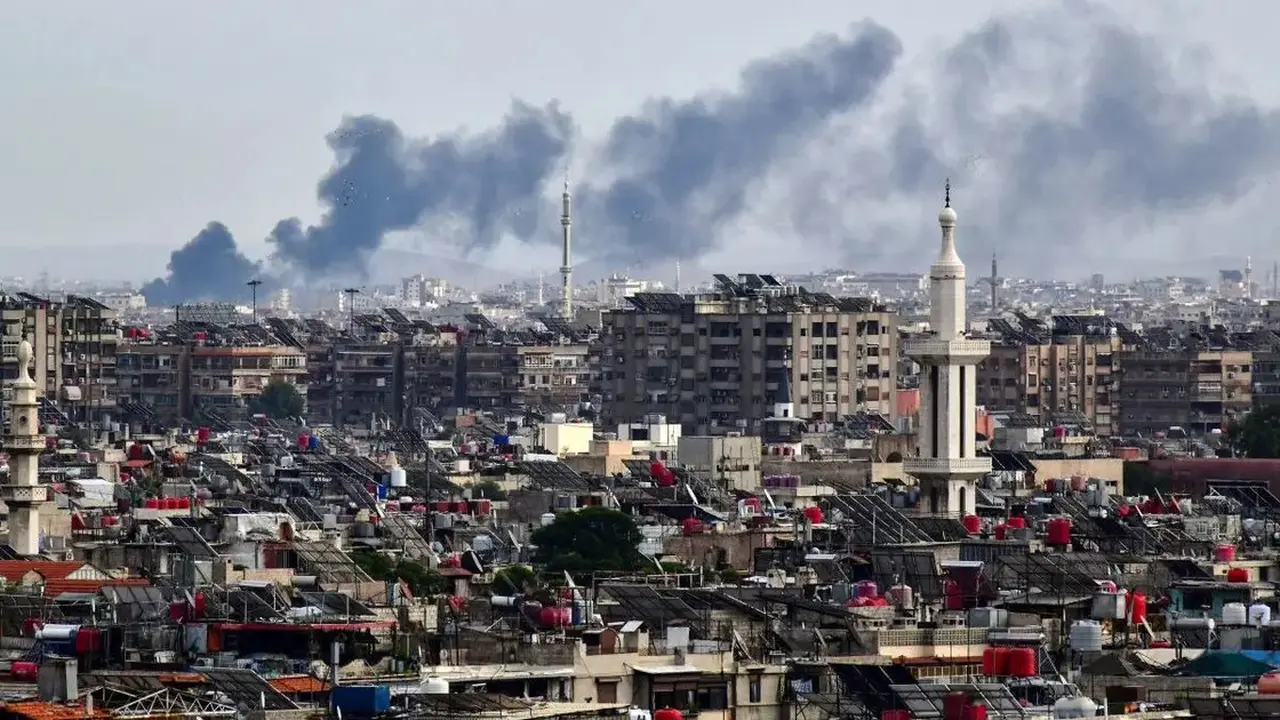 Asap mengepul di atas gedung-gedung setelah serangan Israel di pinggiran Damaskus, Suriah, pada 22 November 2023. (AFP)