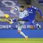 Gelandang Chelsea, Christian Pulisic berebut bola dengan bek Leicester City, Wesley Fofana pada pertandingan lanjutan Liga Inggris di Stadion King Power, Rabu (20/1/2021). Dengan kemenangan ini, Leicester City sementara meraih puncak klasemen Liga Inggris. (Michael Regan/Pool via AP)