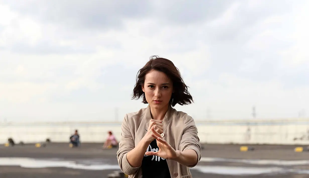 Dalam film Headshot, Julie Estelle berperan sebagai Rika. Seorang petarung, pembunuh yang dididik sejak masih kecil. Demi peran dalam filmnya ini, ia belajar dengan aktor laga, Iko Uwais. (Nurwahyunan/Bintang.com)