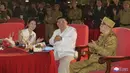 Pemimpin Korea Utara Kim Jong-un (tengah) dan istrinya Ri Sol-ju menghadiri upacara untuk menandai peringatan ke-69 tahun penandatanganan gencatan senjata yang mengakhiri pertempuran dalam Perang Korea di Pyongyang, Korea Utara, 27 Juli 2022. Pertemuan tahun ini diadakan meski ada kekhawatiran tentang dampaknya terhadap perjuangannya melawan COVID-19. (Korean Central News Agency/Korea News Service via AP)