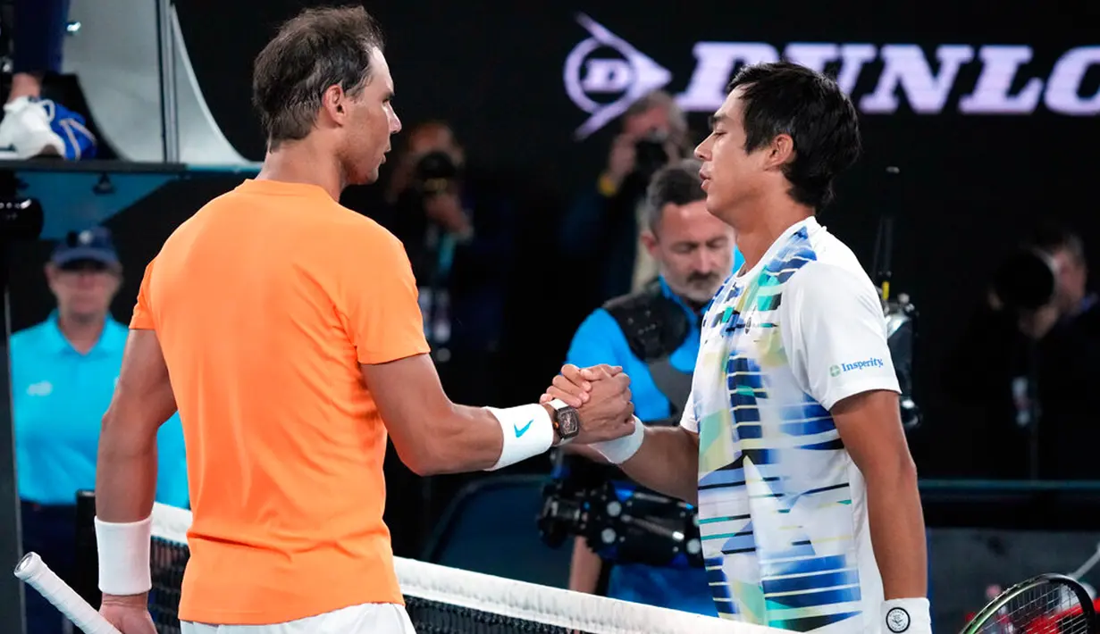 Petenis Spanyol Rafael Nadal (kiri) memberi selamat kepada petenis Amerika Serikat Mackenzie McDonald setelah pertandingan putaran kedua kejuaraan tenis Australian Open di Melbourne, Australia, Rabu (18/1/2023). Rafael Nadal harus tersingkir dari Australian Open 2023 setelah ia mengalami cedera dan kemudian takluk 4-6, 4-6, 5-7 dari petenis Amerika Serikat MacKenzie McDonald. (AP Photo/Dita Alangkara)