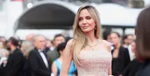 Aktris pemenang Academy Award dan Ibu Baptis Trophée Chopard 2025 Angelina Jolie berjalan di karpet merah dengan kalung yang menampilkan berlian kuning berbentuk buah pir 10 karat dan berlian kuning berpotongan radiant (33,96 cts) dan putih (20,61 cts), bersama dengan sepasang anting-anting yang dipasang dengan berlian kuning berbentuk buah pir (13,14 cts) dan putih (1,40 cts) serta berlian kuning berpotongan radiant (3,13 cts) dan putih (2,81 cts). Kedua perhiasan dari Koleksi Haute Joaillerie dibuat dari emas putih dan kuning 18 karat yang etis. Ia melengkapi penampilannya dengan cincin dari emas putih 18 karat yang etis yang dihiasi dengan berlian putih berbentuk buah pir 6,51 karat, juga dari Koleksi Haute Joaillerie.
Aktris Prancis dan peraih Trophée Chopard 2025 Marie Colomb mengenakan sepasang anting yang menampilkan berlian kuning berbentuk buah pir dengan total 15,23 karat dan berlian putih cemerlang yang dipasangkan pada emas putih dan kuning 18 karat, serta sebuah cincin emas putih dan kuning 18 karat yang dipasangkan dengan berlian kuning intens mewah 7,74 karat yang disandingkan dengan dua berlian putih dan diaspal dengan berlian cemerlang, keduanya merupakan perhiasan dari koleksi Haute Joaillerie. [Chopard]