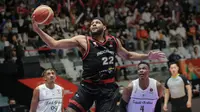 Center Timnas Basket Indonesia, Marques Terrell Bolden, saat berlaga dalam duel melawan Arab Saudi di Piala Asia FIBA 2022 yang berlangsung di Istora Senayan, Jakarta, Selasa (12/7/2022). (Bola.com/Bagaskara Lazuardi)