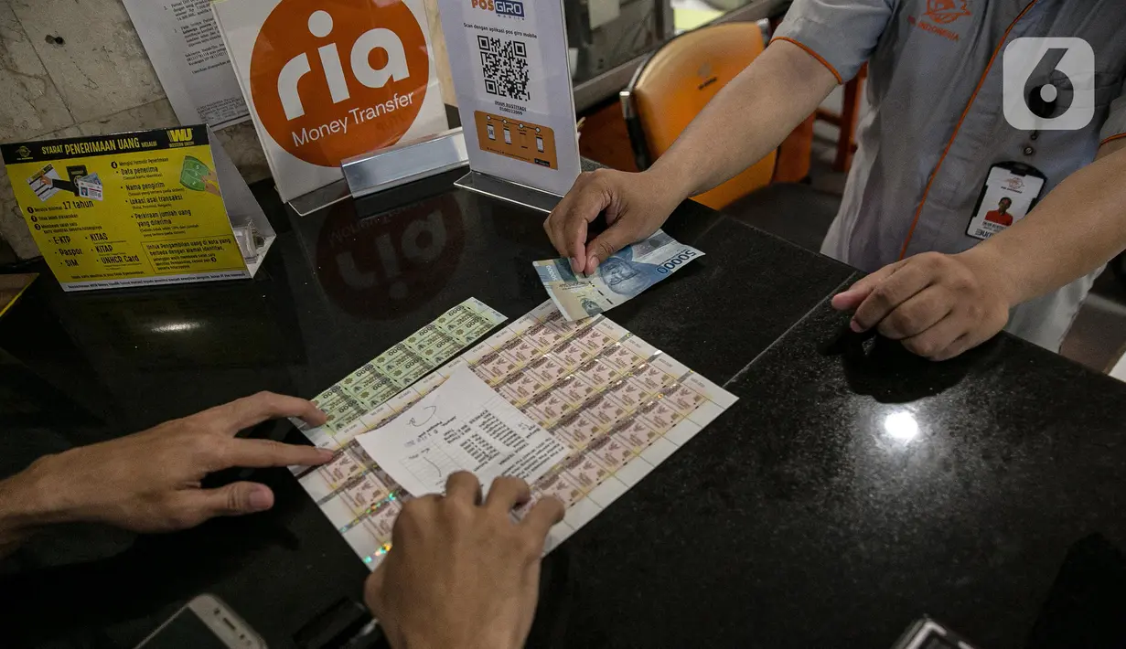 Petugas melayani pembeli materai Rp. 10.000 di Kantor Pos Pusat, Jakarta, Senin (1/2/2021). Bea materai Rp 10.000 ini telah diberlakukan per 1 Januari 2021. (Liputan6.com/Faizal Fanani)
