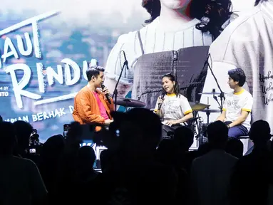 Pemain film Bertaut Rindu, Adhisty Zara (kedua kanan) dan Ari Irham (kanan) saat meet & greet pada gelaran KapanLagi Pensi Bareng Fanta 2025 di Gelanggang Olahraga (GOR) atau Gelanggang Mahasiswa Soemantri Brodjonegoro, Jakarta, Sabtu (28/6/2025). (Liputan6.com/Herman Zakharia)