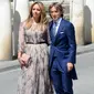 Pemain tengah Real Madrid Luka Modric dan istrinya Vanja Bosnic berpose saat tiba di gereja menghadiri upacara pernikahan bek Sergio Ramos dan Pilar Rubio di Katedral Seville, Spanyol (15/6/2019). (AFP Photo/Cristina Quicler)