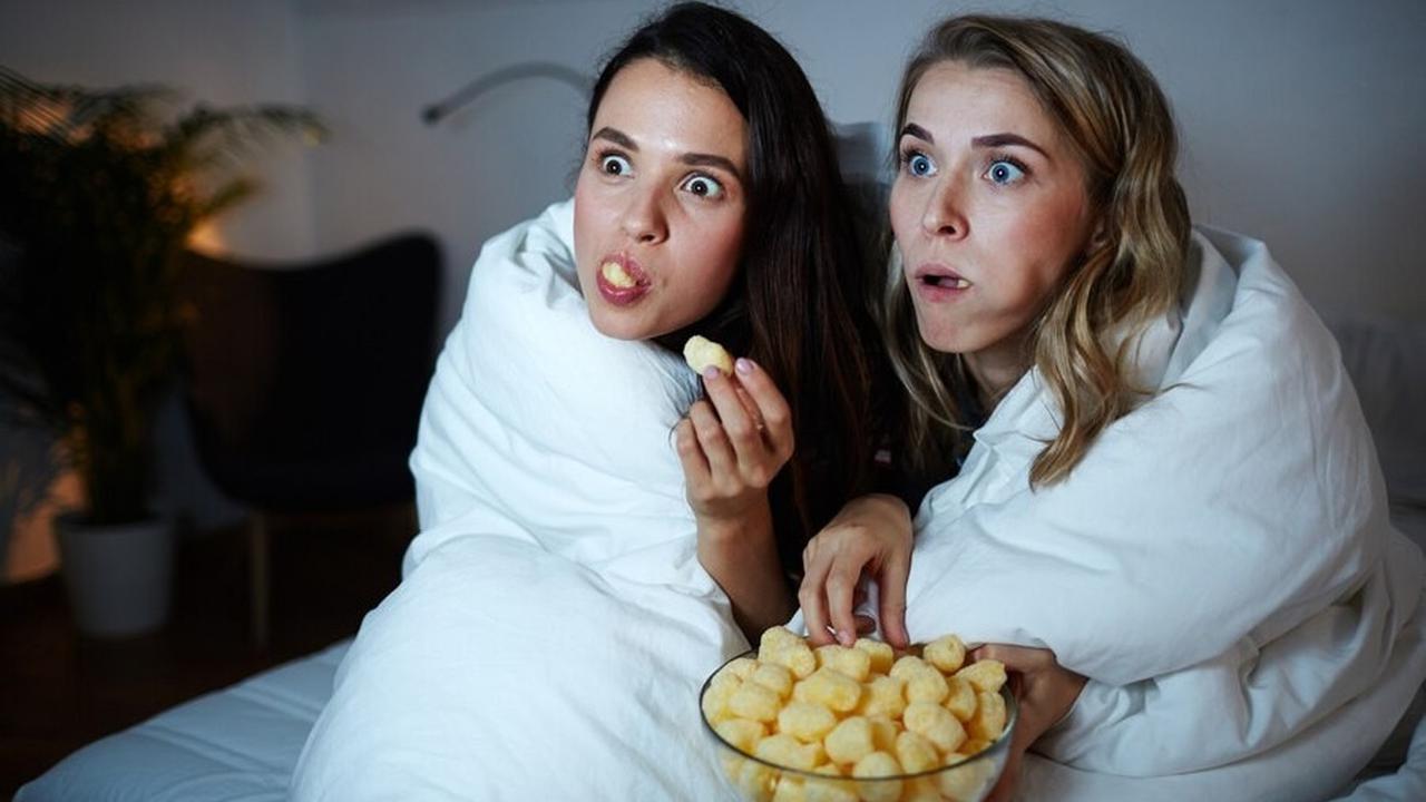 6.&nbsp;Makan Sambil Nonton TV