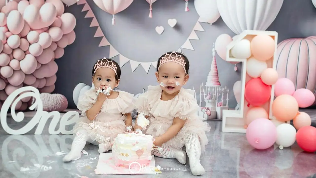 Anak kembar Anisa Rahma dan Anandito Dwis ultah ke-1