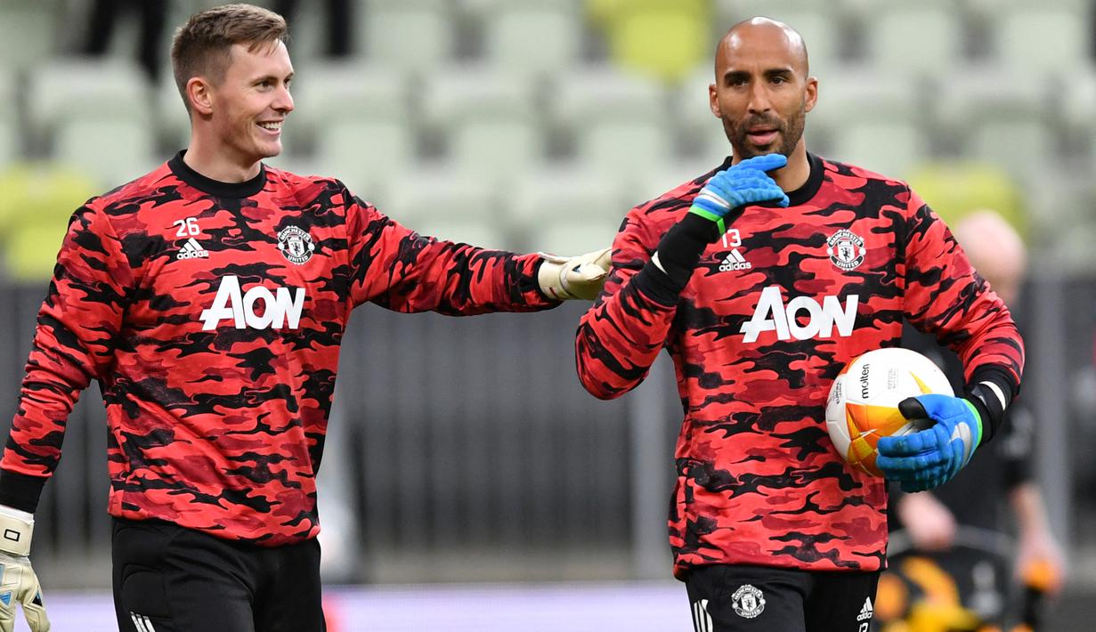 Lee Grant (kanan). Kiper berusia 39 tahun ini didatangkan Manchester United dari Stoke City di awal musim 2018/2019. Hingga kini pemain yang diplot sebagai kiper ke-4 ini baru tampil dua kali. Ia diyakini akan pensiun di akhir musim bertepatan dengan tuntasnya kontrak di MU. (AFP/Pool/Adam Warzawa)