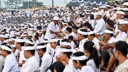 Upacara ini dimaksudkan untuk membersihkan dunia dari segala dosa dan karma melalui berbagai ritual. (Sonny TUMBELAKA/AFP)