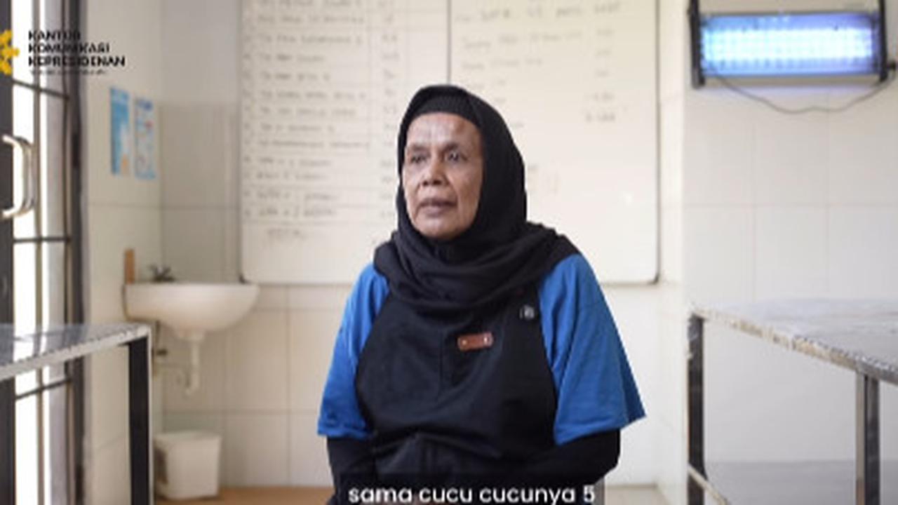 Tak Kuat Menahan Air Mata, Cerita Wanita Paruh Baya Bekerja di SPPG Sebagai Juru Masak