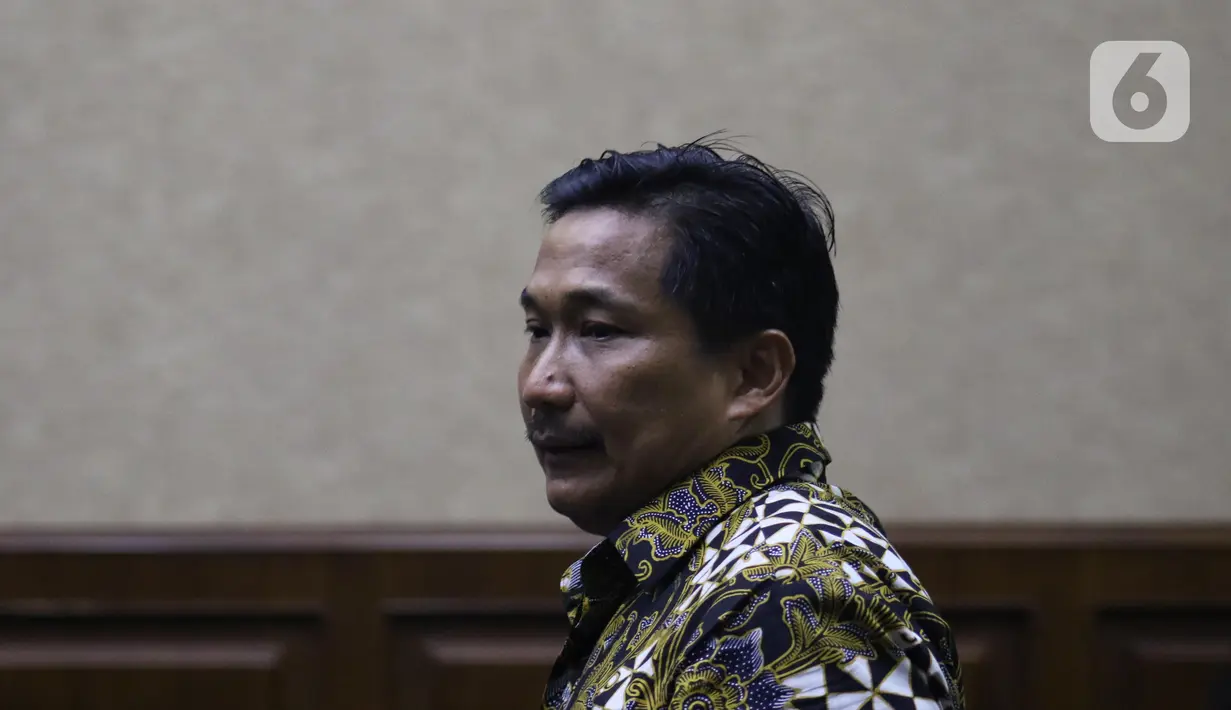 Terdakwa penerima gratifikasi terkait kerjasama jasa pelayaran, Bowo Sidik Pangarso bersiap menjalani sidang pembacaan putusan di Pengadilan Tipikor Jakarta, Rabu (4/12/2019). Bowo divonis 5 tahun penjara dan denda Rp 250 juta subsider 4 bulan kurungan. (Liputan6.com/Helmi Fithriansyah)
