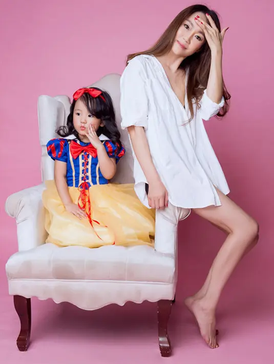 Gaya nenek cantik Qin Ling bersama sang cucu saat sesi pemotretan. Agustus lalu, salah satu putri Qin, melakukan pemotretan untuk merayakan ulang tahunnya. Foto-foto itu kemudian diposting di salah satu media sosial. (shanghaiist.com)