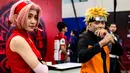 Pengunjung  mengenakan kostum Naruto dan Sakura di Festival Pop Culture Popcon Asia 2018 di BSD, Tangerang Selatan, Sabtu (22/9). (AFP PHOTO / BAY ISMOYO)