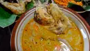 Karena proses memasaknya yang cukup lama bahkan diolah bersama santan dan juga rempah-rempah, tak heran bila makanan ini disebut ayam lodho. (merdeka.com/Arie Basuki)