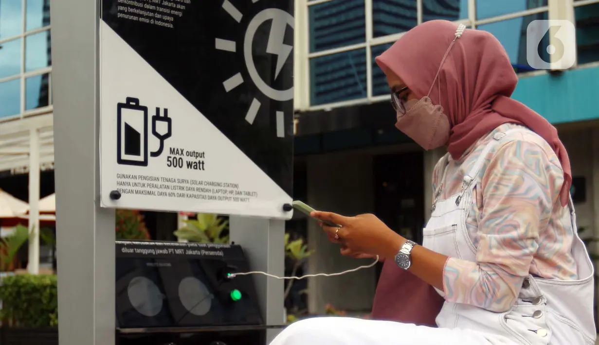 Seorang perempuan mengisi ulang daya ponsel pada stasiun Pengisian Listrik Bertenaga Surya atau Solar Charging Station di kawasan Transit Oriented Development (TOD) I Dukuh Atas, Jakarta, Rabu (10/11/2022). PT Mass Rapid Transit (MRT) Jakarta menyediakan tiga Solar Charging Station yang tersebar di area TOD I Dukuh Atas. (Liputan6.com/Johan Tallo)