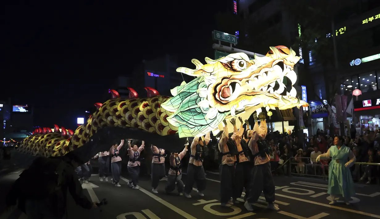 Lampion berbentuk naga diarak saat Lotus Lantern Festival di Seoul, Korea Selatan, Sabtu (29/4). Parade ini bagian dari jelang perayaan ulang tahun Buddha yang jatuh pada 3 Mei 2017. (AP Photo / Lee Jin-man)