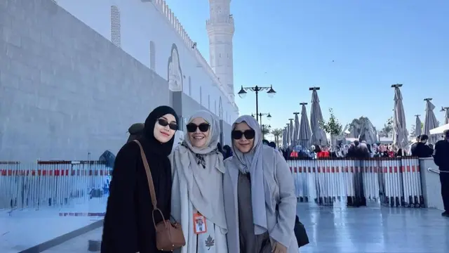 Potret Ayu Ting Ting Umrah Bareng Keluarga (credit: https://www.instagram.com/ayutingting92/)