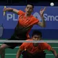 Ganda putra Indonesia, Fajar Rian / Muhammad Rian, mengembalikan kok saat melawan Aaron Chia / Soh Wooi Yik pada final beregu SEA Games 2019 di Multinlupa Sport Center, Rabu (4/12). Fajar / Rian kalah 17-21 dan 13-21. (Bola.com/M Iqbal Ichsan)