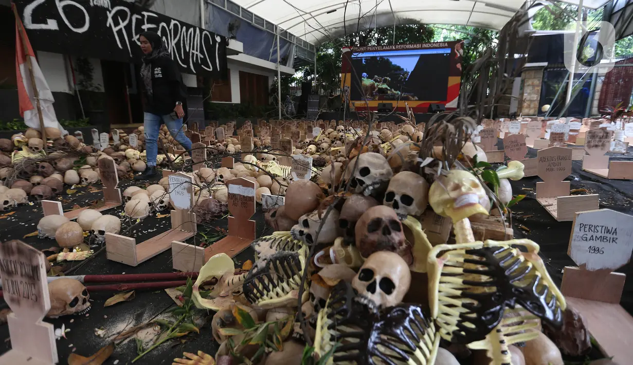Sebanyak 2.000 tengkorak dan 1.000 kuburan yang ditampilkan saat aksi instalasi peringatan 26 tahun Reformasi dan napak tilas pelanggaran HAM Orde Baru di Jalan Diponegoro, Jakarta, Selasa (21/5/2024). (Liputan6.com/Angga Yuniar)