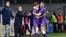 Striker Fiorentina, Dusan Vlahovic (kedua dari kanan) melakukan selebrasi usai mencetak gol pertama timnya ke gawang Spezia dalam laga lanjutan Liga Italia 2020/21 pekan ke-23 di Artemio Franchi Stadium, Jumat (19/2/2021). Fiorentina menang 3-0 atas Spezia. (LaPresse via AP/Jennifer Lorenzini)